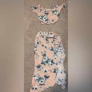 Super cute matching blush set. Very comfy and stretchy. Cut out on side of leg.